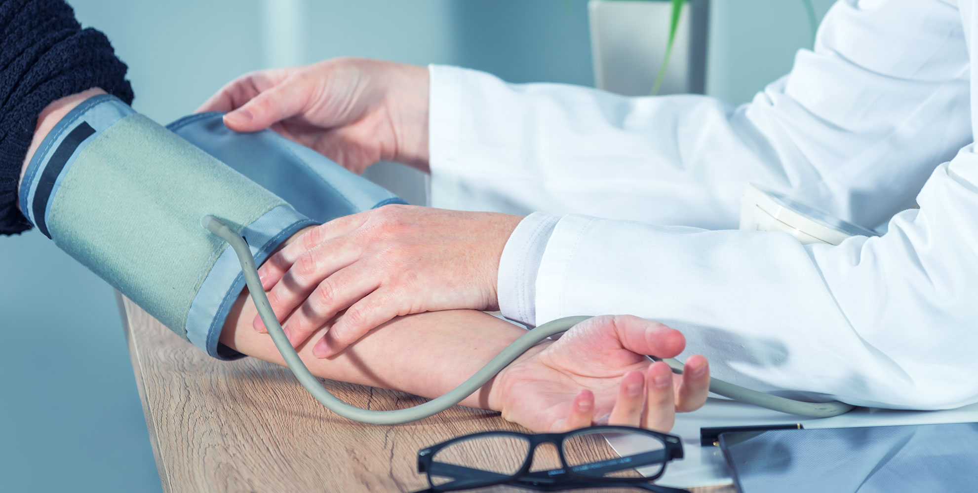 Farmacéutico tomándole la tensión a una persona